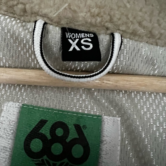 686 Ski/Snowboarding Jacket - Picture 8 of 11